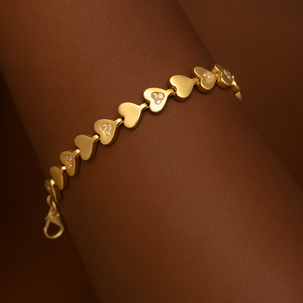 Taşlarla Süslü Altın Kalp Bileklik