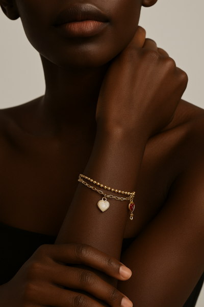 İnci Beyazı ve Kırmızı Taşlı Kalp Figürlü Altın Bileklik