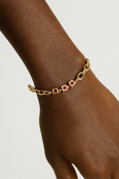 Altın Zincir Bileklik – Kırmızı Taş Küp Detaylı