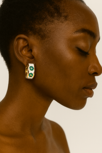 Çiçek Desenli Mine İşlemeli Altın Küpe