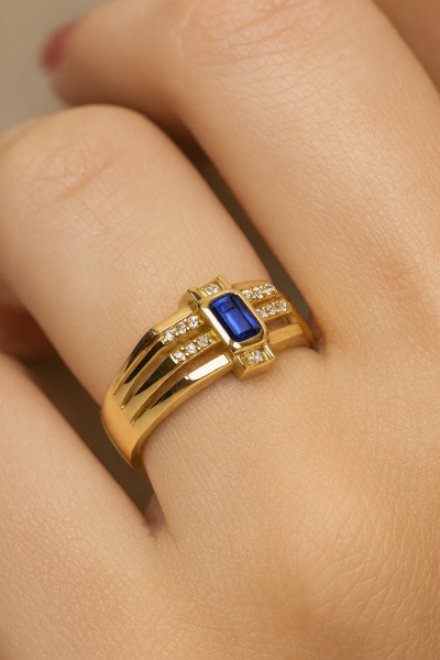 Safir Taşlı ve Pırlanta Detaylı Altın Yüzük