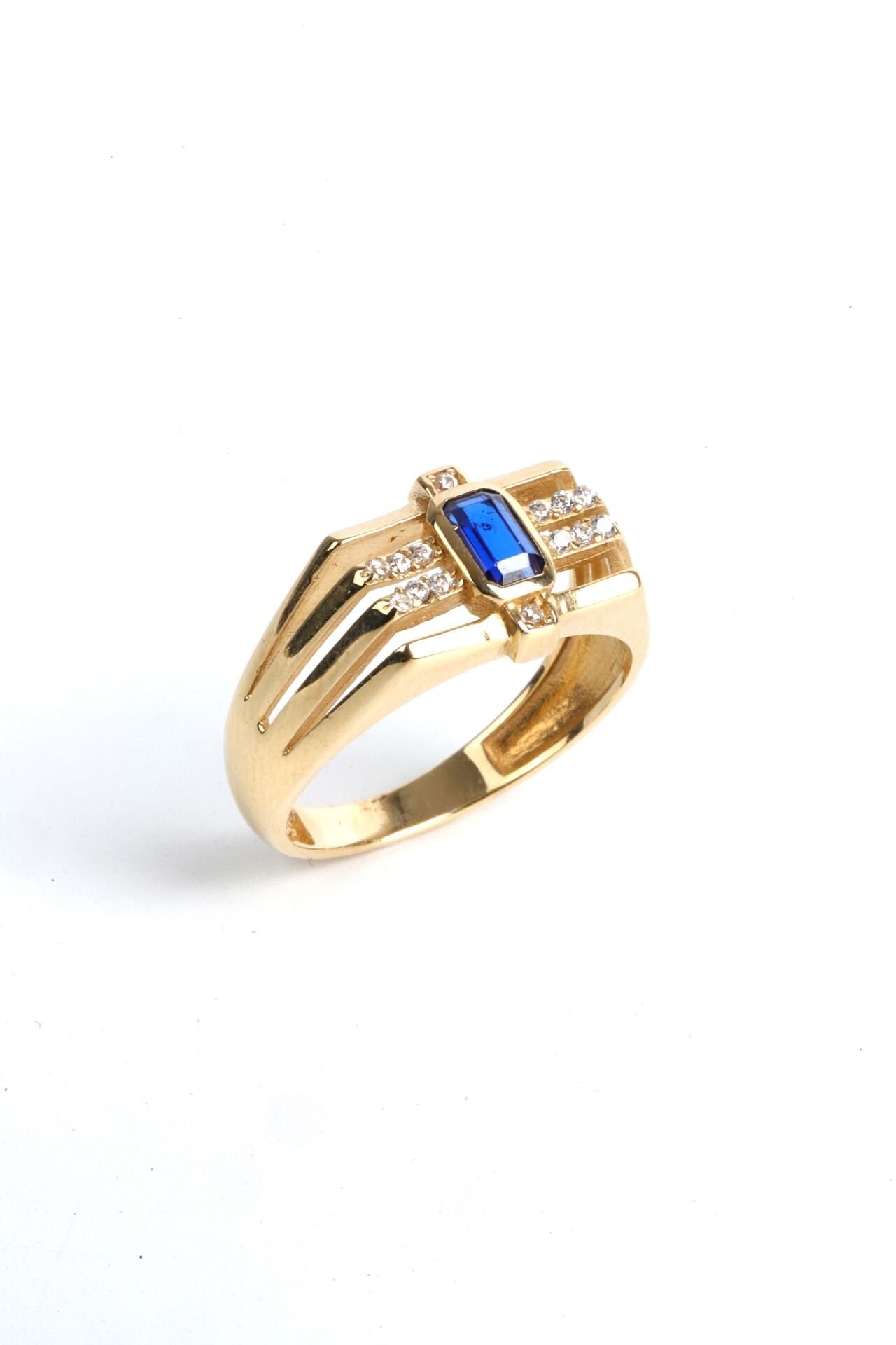 Safir Taşlı ve Pırlanta Detaylı Altın Yüzük