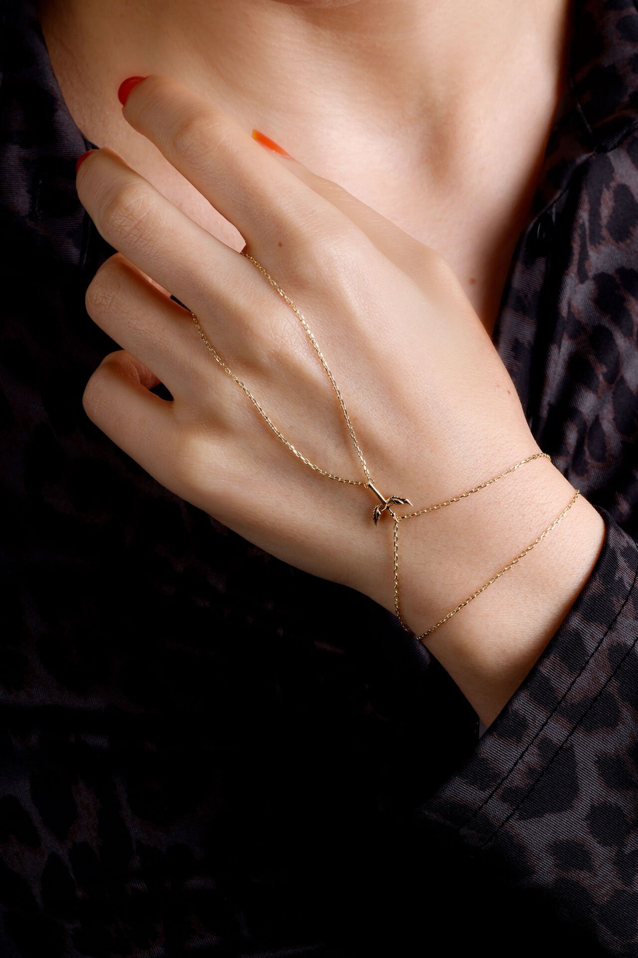 Altın Minimalist Yaprak Figürlü Şahmeran Bileklik