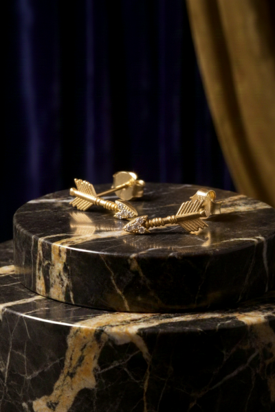 Altın Taşlı Ok Figürlü Saplama Küpe