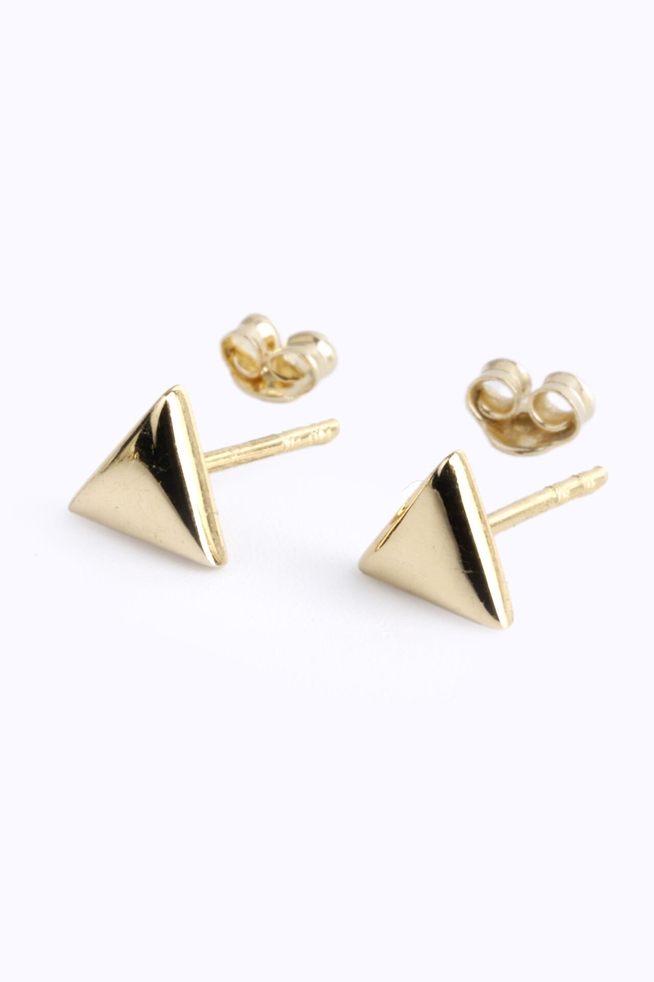 Altın Minimalist Üçgen Figürlü Saplama Küpe