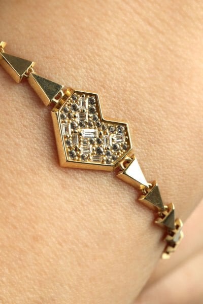 Altın Geometrik Zincirli Taşlı Kalp Bileklik