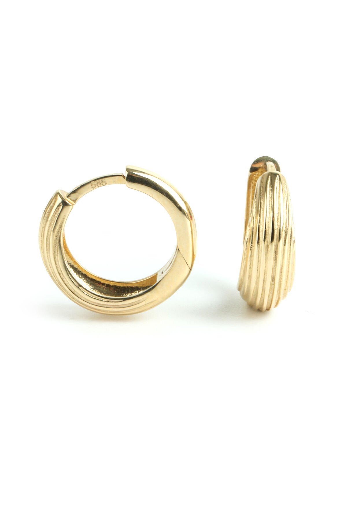 Altın Dikey Çizgili Dolgun Halka Küpe