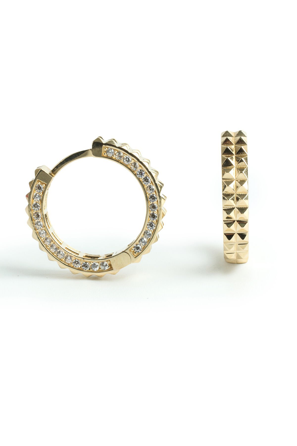 Altın Piramit Desenli ve Yan Taşlı Halka Küpe