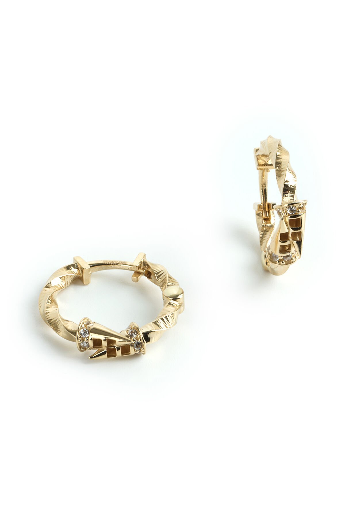 Altın Dövme Dokulu Sarmal ve Konik Detaylı Halka Küpe